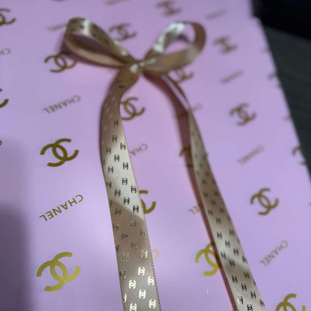 Luxury Floral Wrapping Set – 20 Gold Print Sheets + 5 Yards Ribbon”
